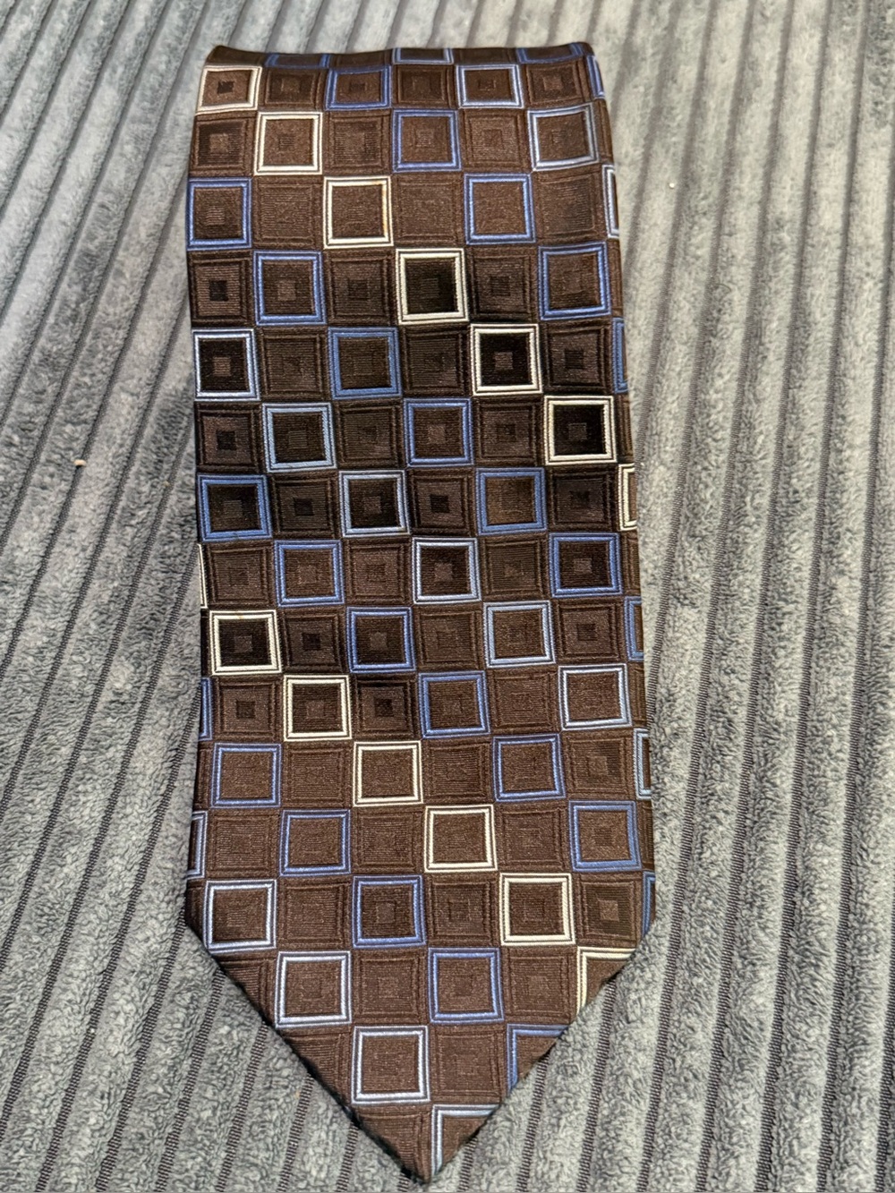 VauHeusen Men's Brown Square Silk Tie Blue & Cream Accents Traditional Size Silk